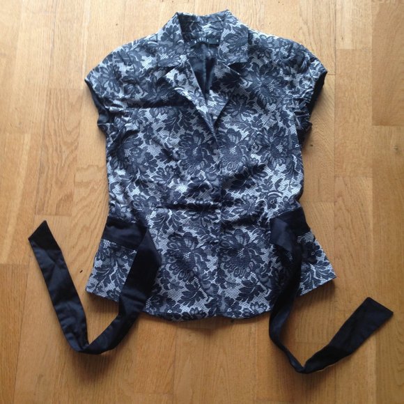 Mohito Short-sleeve Floral Blouse Jacket with Tie Waist Belt - Picture 3 of 13